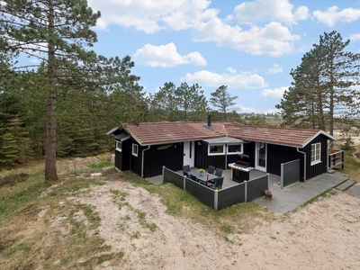 Hold ferie i pagt med naturen – gennemrenoveret sommerhus med anneks