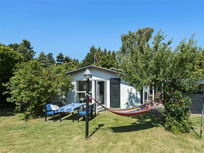 Hyggeligt, lyst og gennemrenoveret sommerhus nær strand med badebro