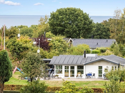 Hyggeligt og velholdt sommerhus tæt på god badestrand tæt på Fjellerup