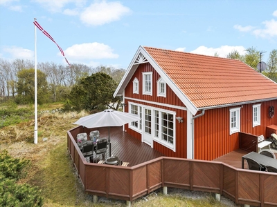 Hyggeligt rødt træhus kun et stenkast fra Balka strand.