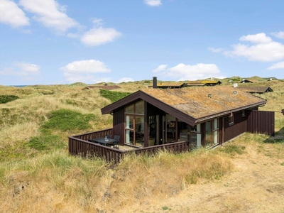 Hyggeligt sommerhus med attraktiv adresse mellem Vesterhavet og fredet natur