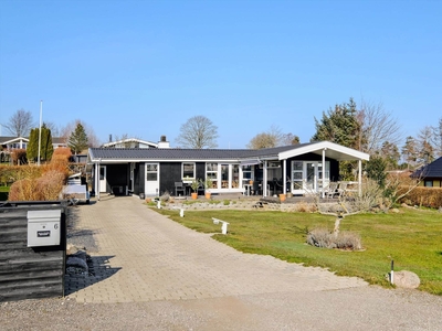 Hyggeligt sommerhus med fine terrasser tæt på Saksild Strand