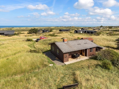 Hyggeligt træsommerhus med havudsigt og rolig adresse