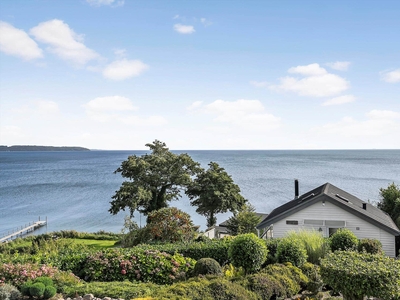 Idyllisk fritidsbolig med panoramaudsigt ud over vandet