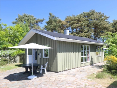 Indbydende sommerhus i træ med havudsigt. Bo lige ned til god badestrand