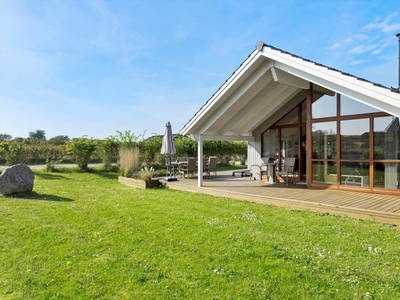 Moderne sommerhus nær strand og golfbane