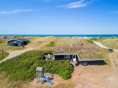 Lyst og rummeligt sommerhus med havudsigt fra stuen