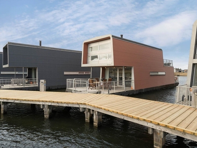 Moderne husbåd i Tyskerhavnen centralt i Hvide Sande