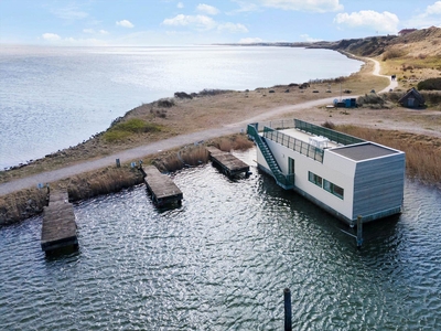 Moderne husbåd med unik placering ud mod Ringkøbing Fjord