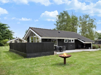 Moderne sommerhus med spa og sauna tæt ved stranden