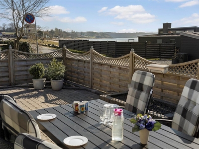 Ny renoveret sommerhus et stenkast fra vandet ved Følle Strand