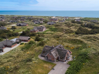 Privat luksussommerhus med poolafdeling og skønt terrassemiljø