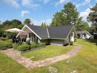 Skønt sommerhus beliggende nær dejlig sandstrand