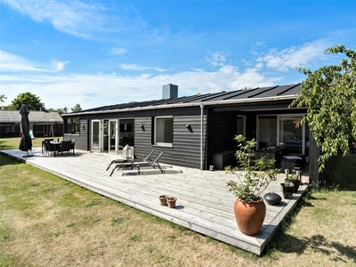 Skønt sommerhus i lukket have med udestue meget tæt på stranden ved Ajstrup Mariendal og tæt på Norsminde Havn