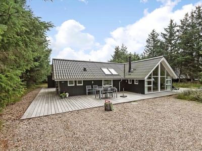 Skønt træsommerhus med spa, sauna og flot terrassemiljø