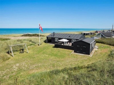 Smagfuldt indrettet sommerhus med panoramaudsigt over Vesterhavet.