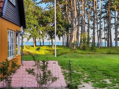 Smukt sommerhus med adgang direkte til dejlig badestrand.