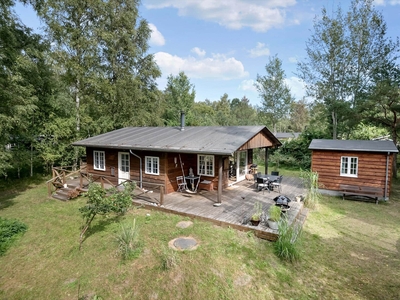 Sommerhus med nordisk hygge midt i skoven og tæt på stranden.