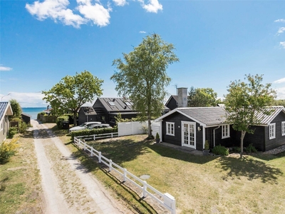 Sommerhus med udestue kun få meter til Saksild Strand - Østjyllands bedste badestrand.