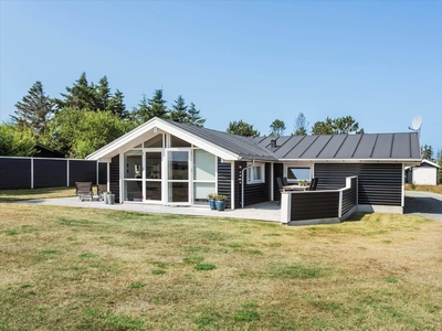 Sommerhuset ligger tæt på Vesterhavet og byen