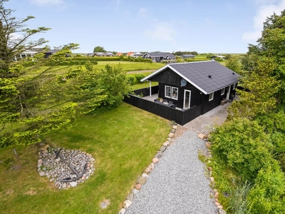 Stilfuldt indrettet sommerhus på lukket vej nær Gjellerodde Strand