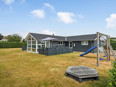 Stort og dejligt sommerhus tæt på Bork Havns bymidte og Ringkøbing Fjord