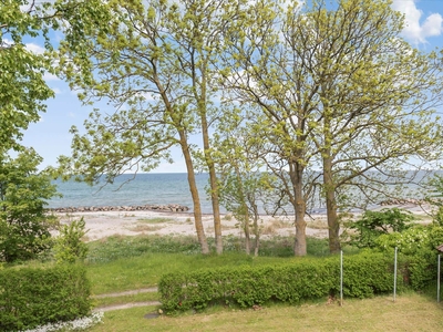 Idyllisk strandhus med en unik beliggenhed direkte på stranden ved Ulvshale på Møn.