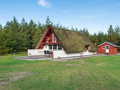 Stråtækt sommerhus i fredelige og naturskønne omgivelser