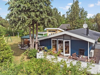 Super dejligt sommerhus med hyggeligt vildmarksbad.