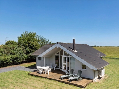 Velholdt nyere sommerhus ved Næsby Strand