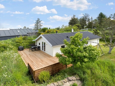 Velindrettet sommerhus tæt på Tversted by og Vesterhavet