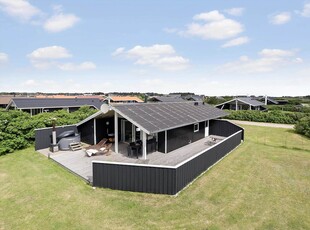 Dejligt sommerhus på kuperet naturgrund nær Houvig Strand