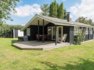 Dejligt sommerhus med ugenert have og god beliggenhed, for enden af lille vej, tæt på Råbylille strand, på Møn.