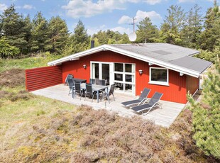 Dejligt træsommerhus på stor naturgrund nær Sønderstrand