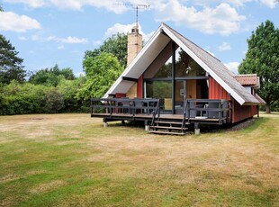 Familievenligt sommerhus med stor terrasse og have – tæt på Langelandsbæltet