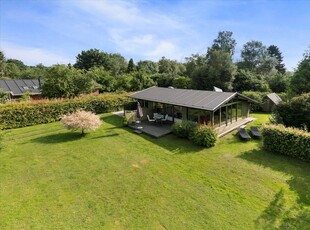 Fint træsommerhus beliggende i det hyggelige sommerhusområde Råbylille Strand.