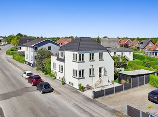 FLOT ARKITEKTONISK VILLA PÅ 195 ETAGEMETER MED SOLRIG TAGTERRASSE MED MULIGHED FOR FLEXBOLIG