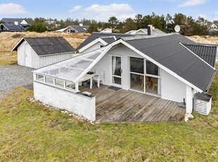 Hyggeligt sommerhus i Vorupør med stor have og personligt præg