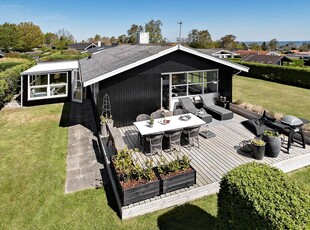 Hyggeligt sommerhus ved Saksild Strand med havudsigt fra stuen og terrassen