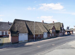 LYS, KULTURRIG GÅRDVILLA MED STOR HAVE