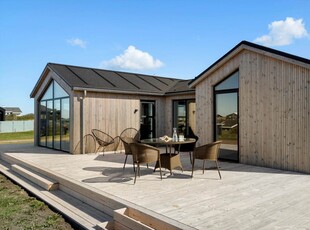 Moderne sommerhus med havudsigt og lækkert terrassemiljø