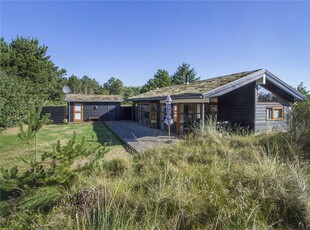 Stilfuldt sommerhus i skønne naturomgivelser.