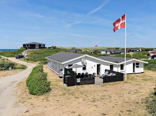 Stort og lyst sommerhus på lille grusvej ved Løkken Strand