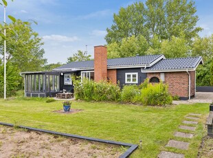 Stranden ved Vesterlyng er en af bedste badestrande i Danmark. Her er uspoleret natur og ren sand strand. Området bliver ikke overrendt af turister om sommeren, så man har masser af plads og luft for sig selv.