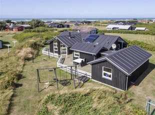 Velholdt sommerhus med god atmosfære ved Lønstrup.