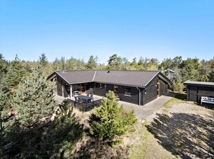 Velindrettet sommerhus med spabad, sauna og solrig terrasse