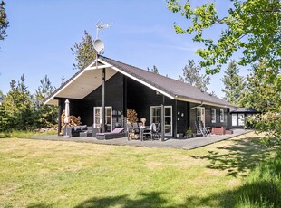 Velindrettet sommerhus med spabad, sauna og solrigt terrassemiljø