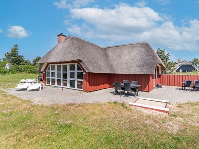 Stråtægt sommerhus på ugeneret grund med sauna og spabad.